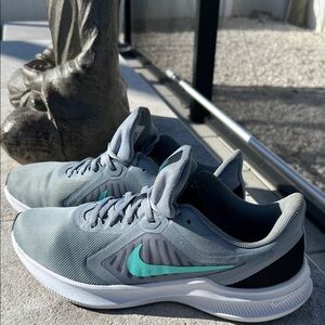Stylish Women's Athletic Shoes in Gray and Teal